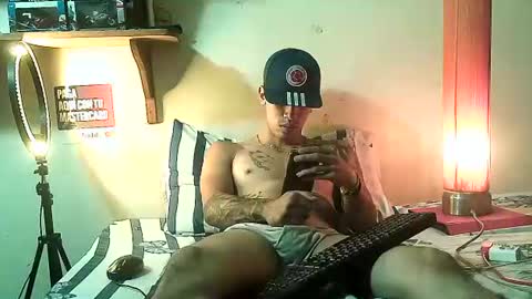 Snapshot of yeisoncastellanos1999 chatting on June 18, 4:33 pm yeisoncastellanos1999 online show from June 18, 4:33 pm