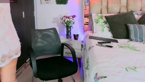 Snapshot of yellow_lily chatting on May 15, 12:45 pm yellow_lily online show from May 15, 12:45 pm