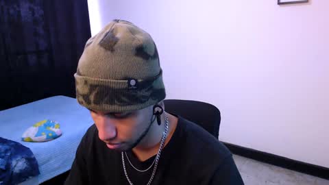 Snapshot of yerfon_s1 chatting on December 12, 9:26 pm Yeff ind. model online show from December 12, 9:26 pm