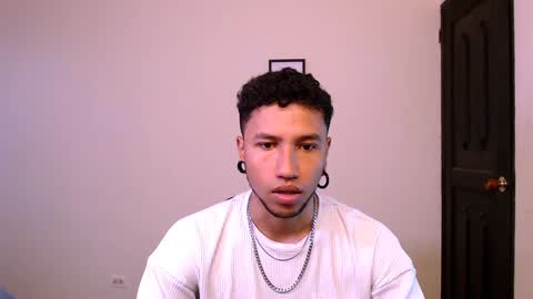 Snapshot of yerfon_s1 chatting on December 16, 6:05 pm Yeff ind. model online show from December 16, 6:05 pm