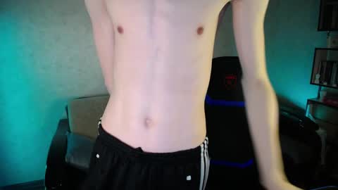 Snapshot of yes_cute_boy_ chatting on April 5, 1:08 pm Eden online show from April 5, 1:08 pm