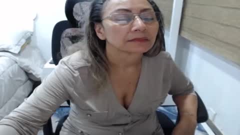 Snapshot of yessilatin chatting on May 26, 12:39 am jessy online show from May 26, 12:39 am
