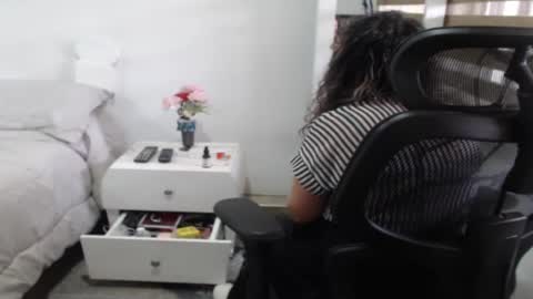 Snapshot of yessilatin chatting on August 6, 9:28 pm jessy online show from August 6, 9:28 pm