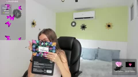 Snapshot of yeye_sweet_ chatting on December 14, 3:23 am YEYE online show from December 14, 3:23 am