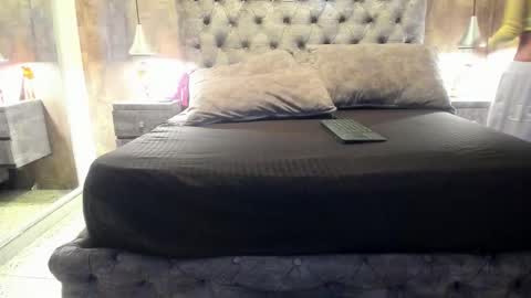 yiyisandoval online show from November 10, 7:57 pm