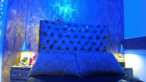 yiyisandoval online show from November 11, 7:47 pm