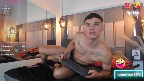 Snapshot of yizus_bonz chatting on December 12, 2:15 am yizus_bonz online show from December 12, 2:15 am