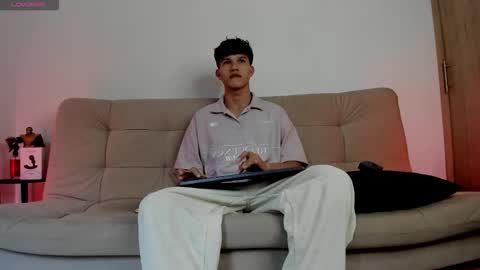 Snapshot of yizus_bonz chatting on November 6, 10:21 pm yizus_bonz online show from November 6, 10:21 pm