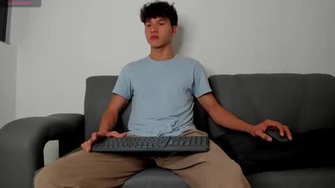 Snapshot of yizus_bonz chatting on January 18, 12:03 am yizus_bonz online show from January 18, 12:03 am