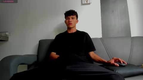 Snapshot of yizus_bonz chatting on February 5, 7:51 pm yizus_bonz online show from February 5, 7:51 pm