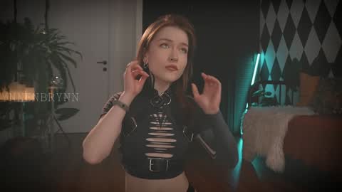 Snapshot of ynnenbrynn chatting on December 2, 7:14 am ynnenbrynn online show from December 2, 7:14 am