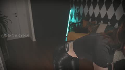 Snapshot of ynnenbrynn chatting on December 7, 2:35 pm ynnenbrynn online show from December 7, 2:35 pm