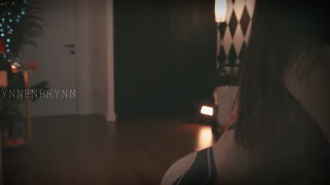 Snapshot of ynnenbrynn chatting on December 20, 11:00 am ynnenbrynn online show from December 20, 11:00 am