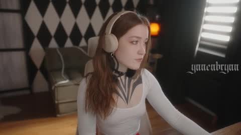 Snapshot of ynnenbrynn chatting on October 14, 6:47 am ynnenbrynn online show from October 14, 6:47 am