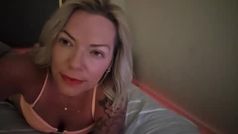 Yogiblondebangme online show from April 25, 2:47 am