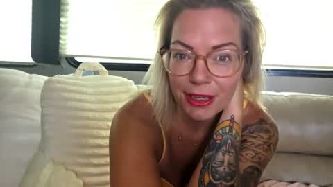 Snapshot of yogimilflover chatting on June 19, 12:53 pm Yogiblondebangme online show from June 19, 12:53 pm