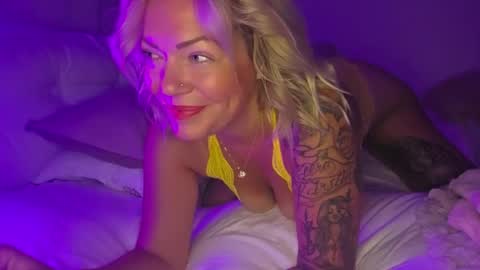 Snapshot of yogimilflover chatting on August 9, 1:07 am Yogiblondebangme online show from August 9, 1:07 am