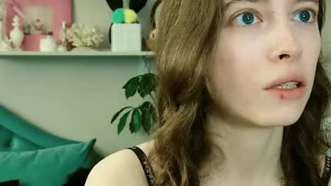 Snapshot of yoka_paradoxxx chatting on May 18, 9:15 am yoka_paradoxxx online show from May 18, 9:15 am