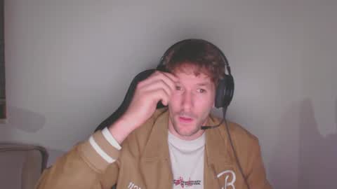 Snapshot of yone23 chatting on December 6, 10:52 pm yone23 online show from December 6, 10:52 pm