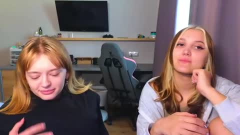 Snapshot of younona chatting on June 24, 5:23 pm Anna and Luna online show from June 24, 5:23 pm