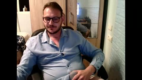 Snapshot of younromki chatting on April 18, 9:04 pm A... online show from April 18, 9:04 pm