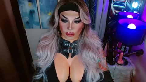 Snapshot of your1truequeen chatting on March 27, 8:59 am QUEEN MADISON online show from March 27, 8:59 am