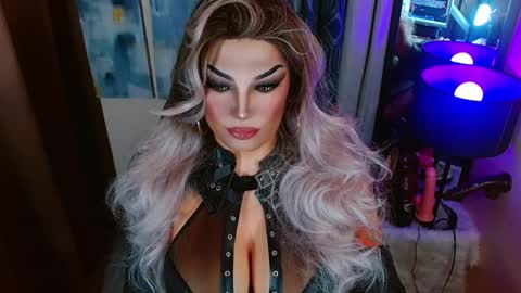 Snapshot of your1truequeen chatting on March 30, 3:51 am QUEEN MADISON online show from March 30, 3:51 am