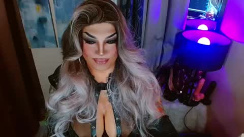 Snapshot of your1truequeen chatting on May 11, 4:48 pm QUEEN MADISON online show from May 11, 4:48 pm