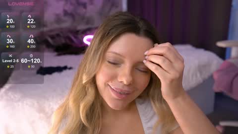 Julia Please Thumbs up me   online show from December 8, 7:15 am