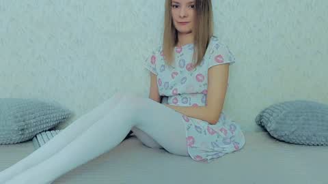 Snapshot of your_caramelka chatting on January 10, 4:44 am Lily online show from January 10, 4:44 am