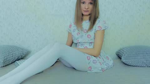 Snapshot of your_caramelka chatting on January 26, 5:23 am Lily online show from January 26, 5:23 am