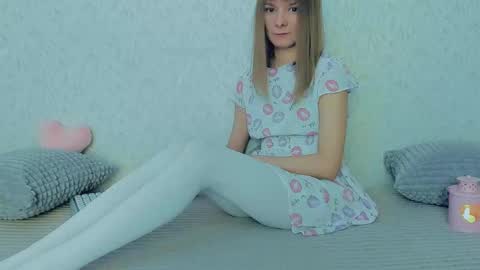 Snapshot of your_caramelka chatting on February 16, 5:04 am Lily online show from February 16, 5:04 am