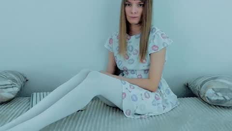 Snapshot of your_caramelka chatting on December 15, 3:33 am Lily online show from December 15, 3:33 am