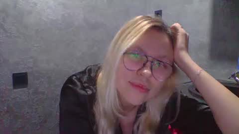 Snapshot of your_catx chatting on December 17, 8:48 pm your_catx online show from December 17, 8:48 pm