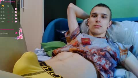 Snapshot of your_honeyy chatting on April 12, 5:45 am Mark online show from April 12, 5:45 am