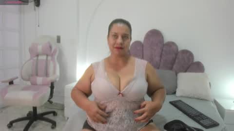 Snapshot of your_lady_milf chatting on February 4, 3:47 pm your_lady_milf online show from February 4, 3:47 pm