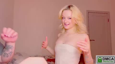 Snapshot of your_molly_mark chatting on May 13, 9:55 pm your_molly_mark online show from May 13, 9:55 pm