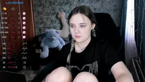 Snapshot of your_small_bunny chatting on December 5, 7:05 am Molly online show from December 5, 7:05 am