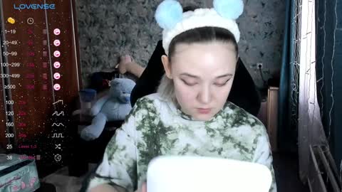 Snapshot of your_small_bunny chatting on December 8, 6:11 am Molly online show from December 8, 6:11 am