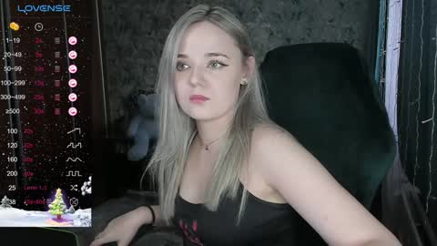 Snapshot of your_small_bunny chatting on December 17, 9:07 am Molly online show from December 17, 9:07 am