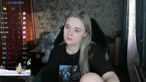 Snapshot of your_small_bunny chatting on December 19, 8:02 am Molly online show from December 19, 8:02 am