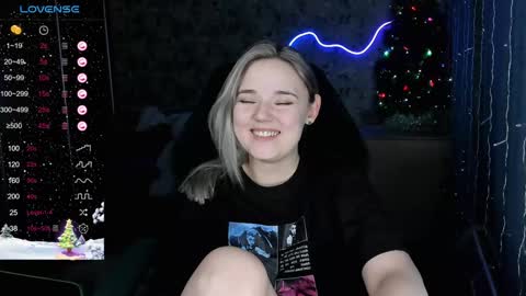 Snapshot of your_small_bunny chatting on December 22, 12:05 pm Molly online show from December 22, 12:05 pm