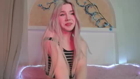 Snapshot of your_tender_doll chatting on January 8, 7:27 pm Alice online show from January 8, 7:27 pm