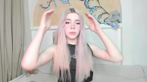 Snapshot of your_tender_doll chatting on January 12, 1:16 pm Alice online show from January 12, 1:16 pm