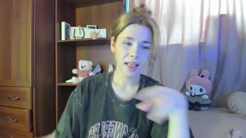 Snapshot of your_tender_doll chatting on February 9, 9:24 am Alice online show from February 9, 9:24 am