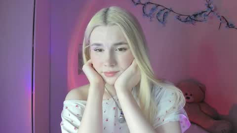 Snapshot of your_tender_doll chatting on March 18, 4:43 pm Alice online show from March 18, 4:43 pm