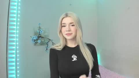 Snapshot of your_tender_doll chatting on April 8, 12:49 pm Alice online show from April 8, 12:49 pm