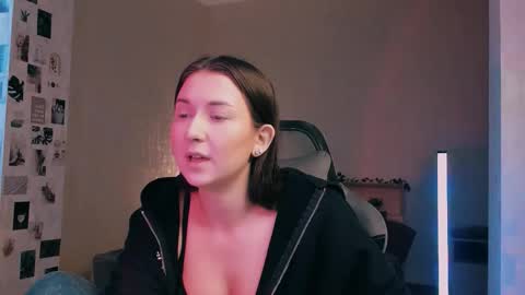 Snapshot of yourcandymint chatting on November 4, 10:03 am Alia online show from November 4, 10:03 am