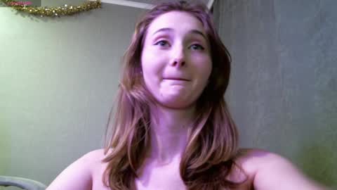 Snapshot of yourcreamyister chatting on December 5, 8:55 pm creamysister online show from December 5, 8:55 pm