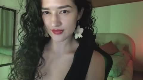yourdreamgirl2025 online show from May 1, 11:42 pm